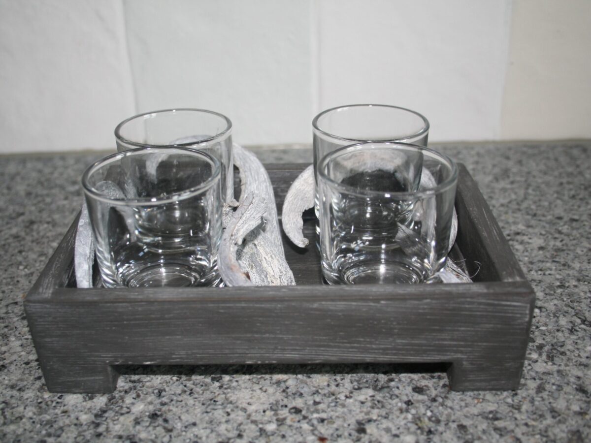 Grijze tray voorzien van 4 glaasjes en deco