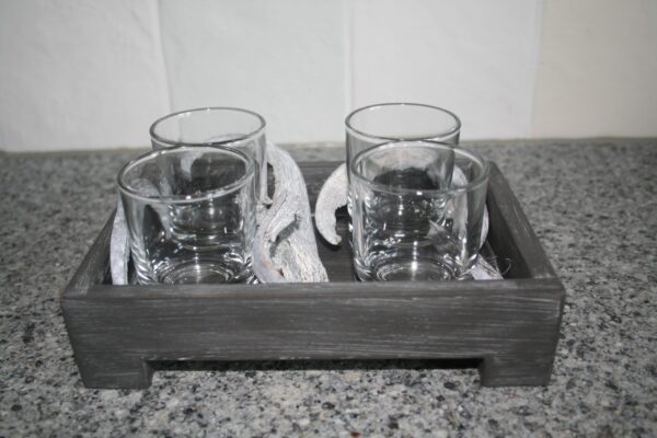 Grijze tray voorzien van 4 glaasjes en deco