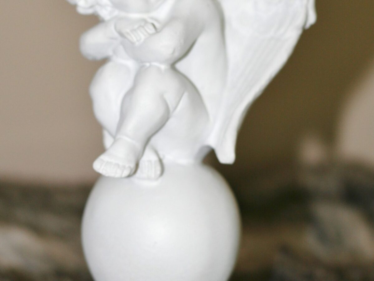 Keramiek beeldje van engel /slapend ca. 18 cm hoog