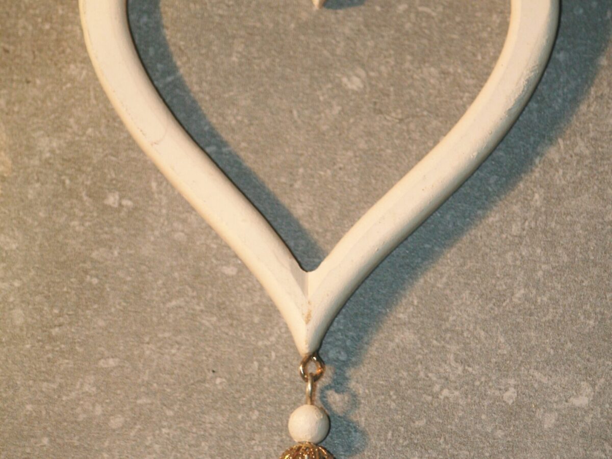 Houten hanger hart met belletje 15 cm