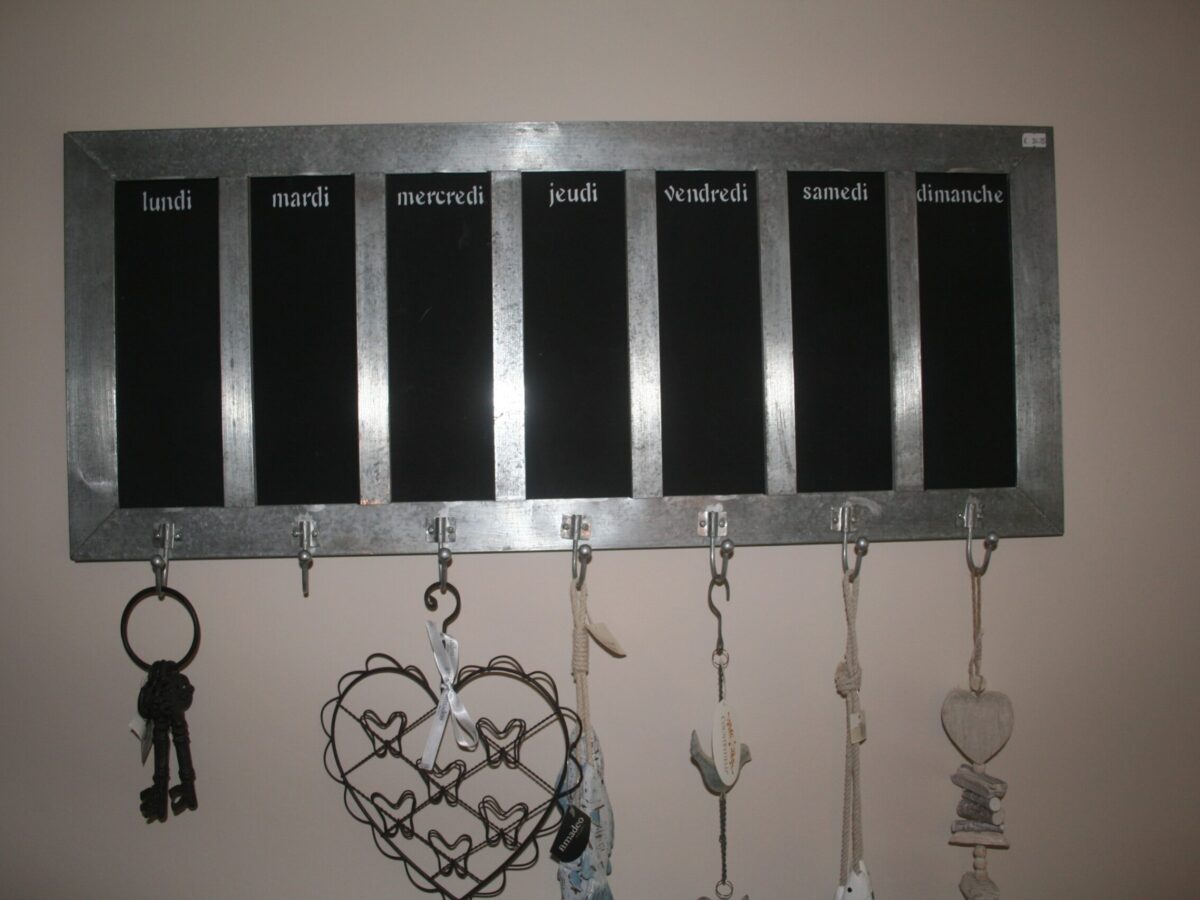 Krijtbord met haken 83 * 35 cm