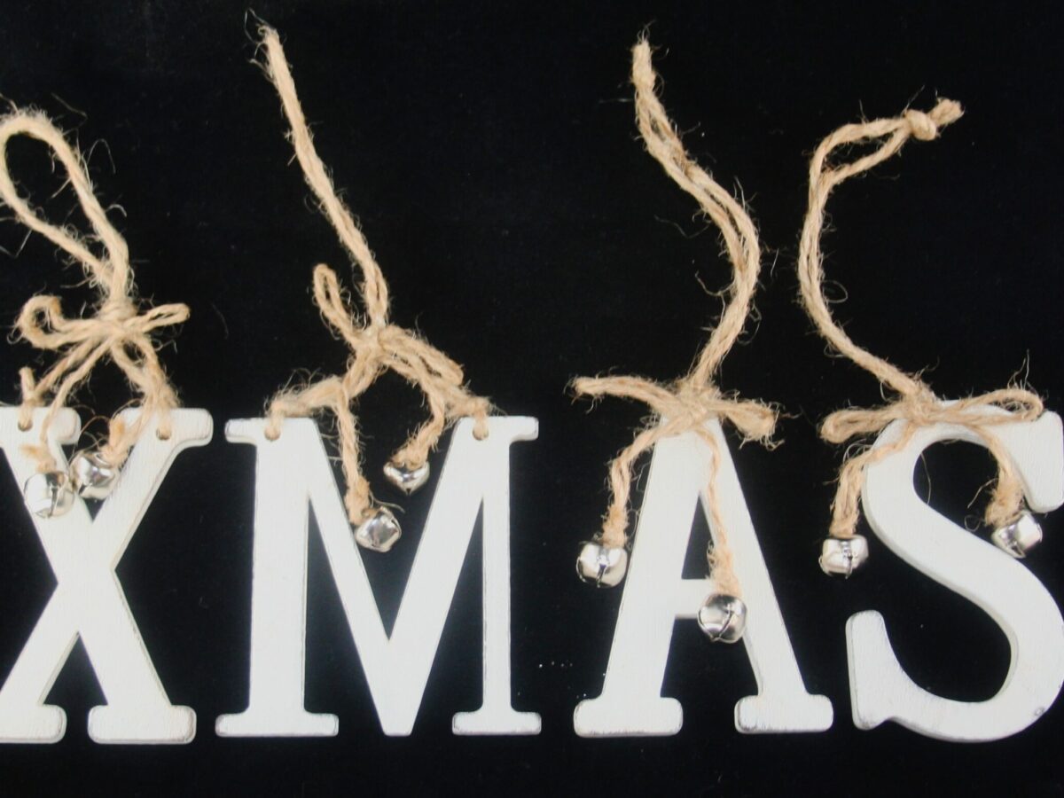 Houten text XMAS hangend ca. 7 x 26 cm