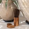 BASU607-2.jpg De Wierookhouder - Naturel