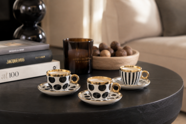 Cadeau doos met 4 kopjes en schotels van keramiek